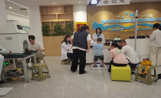 15.医疗公司“科学评估，，助力生长”儿童义诊活动现场_副本.jpg